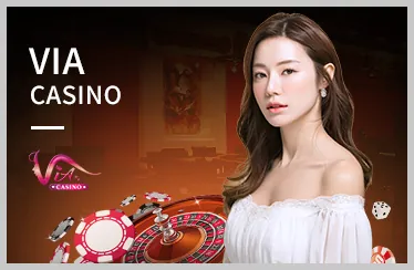 Vận động viên bóng chuyền đang đập bóng qua lưới